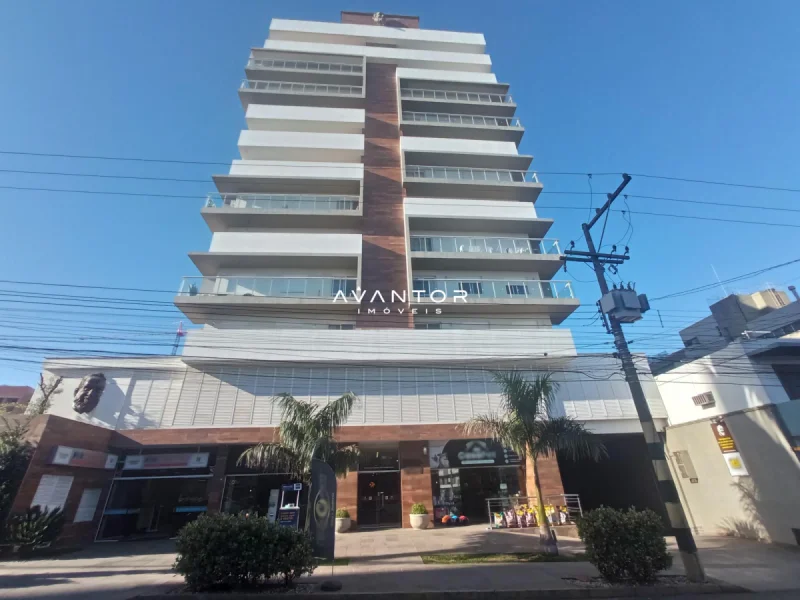 Fachada do prédio com lojas no térreo — Apartamento para alugar no Residencial São Pio, em Centro, Santa Maria/RS