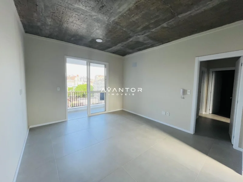 Sala com sacada e acesso externo — Apartamento com 2 quartos para alugar no Residencial Regato, em Centro, Santa Maria/RS