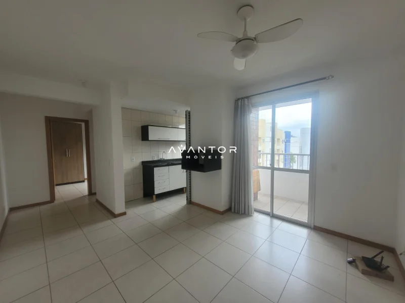 Sala integrada à cozinha com sacada — Apartamento para alugar no Residencial Áries, em Nossa Senhora do Rosário, Santa Maria