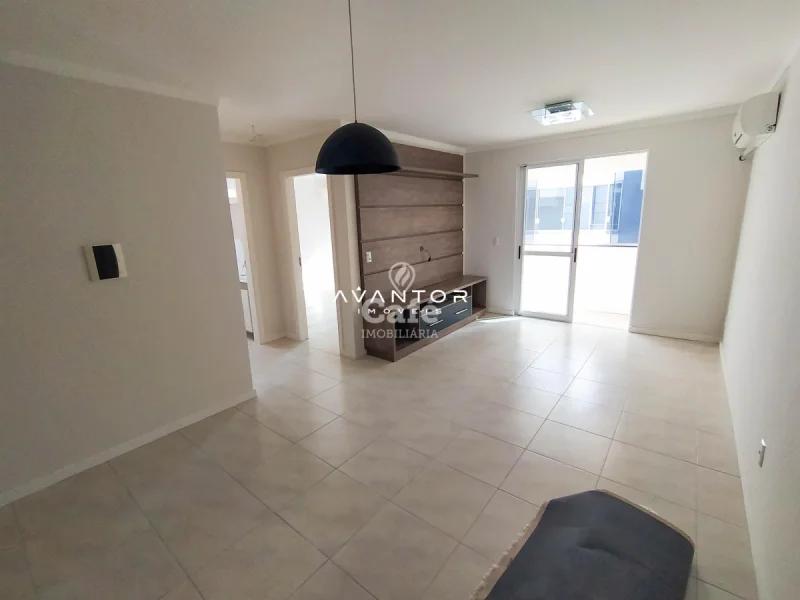 Sala integrada com sacada — Apartamento com 2 quartos à venda no Residencial Torrelavega, em Bonfim, Santa Maria/RS