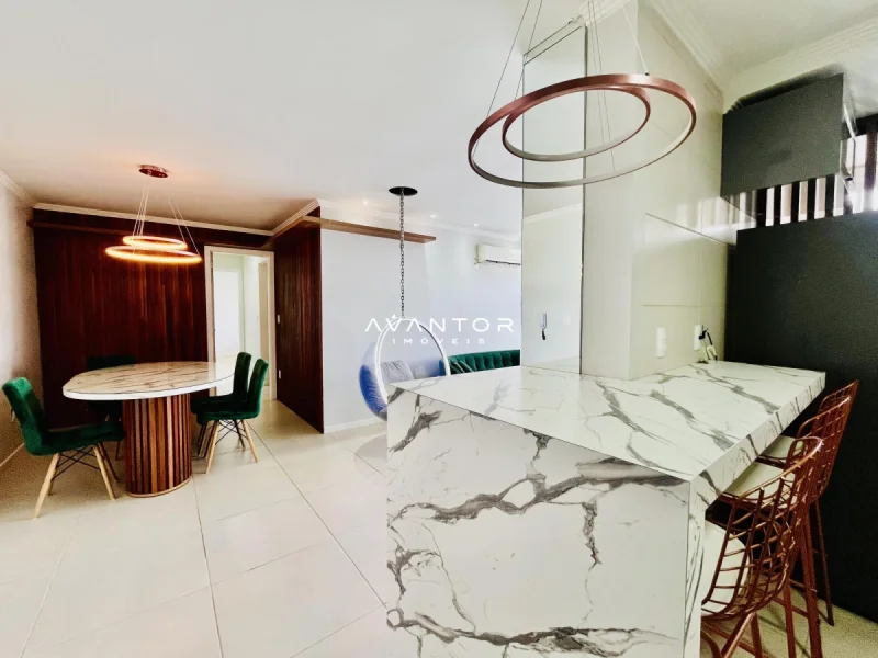 Sala integrada com cozinha e bancada em mármore — Apartamento à venda no Residencial Draco, Santa Maria