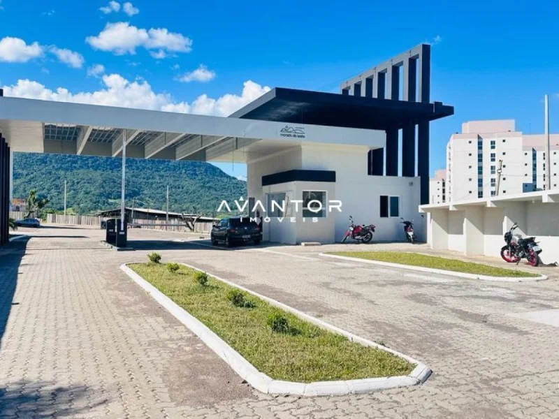 Fachada do condomínio com garagem coberta — Apartamento à venda e para alugar no Residencial Morada do leste, Santa Maria