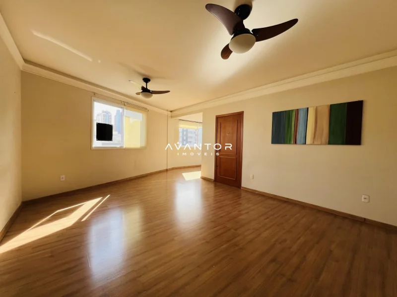 Sala com piso de madeira e ventilador de teto — Apartamento à venda no Edifício Condomínio San Rafael, em Centro, Santa Maria