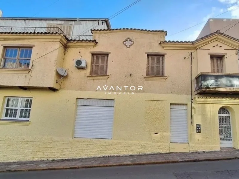 Fachada da casa com acabamento em tons amarelos — Loja com 4 salas para alugar em Centro, Santa Maria/RS
