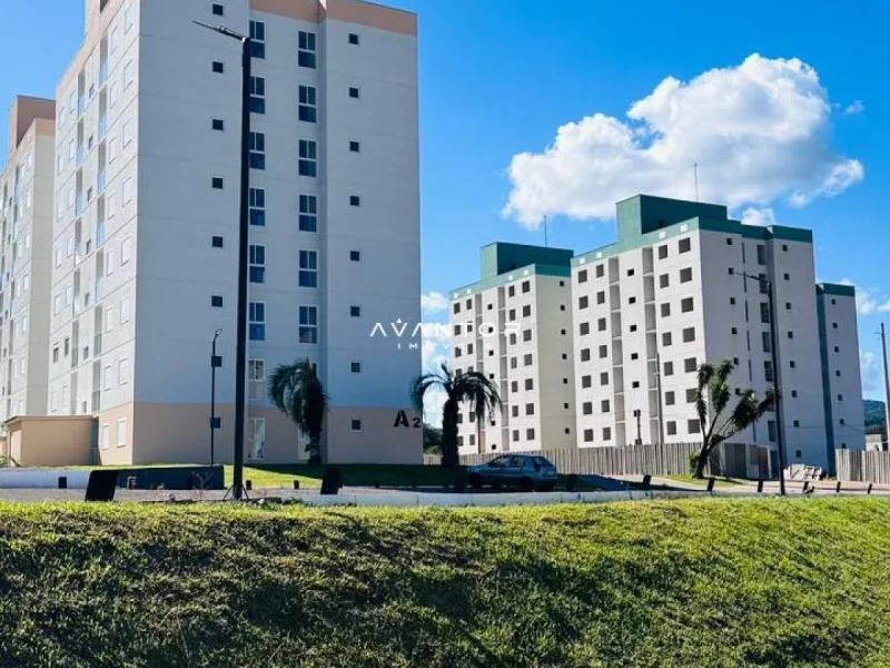 Fachada do condomínio com área externa — Apartamento à venda no Residencial Morada do leste, em Camobi, Santa Maria/RS