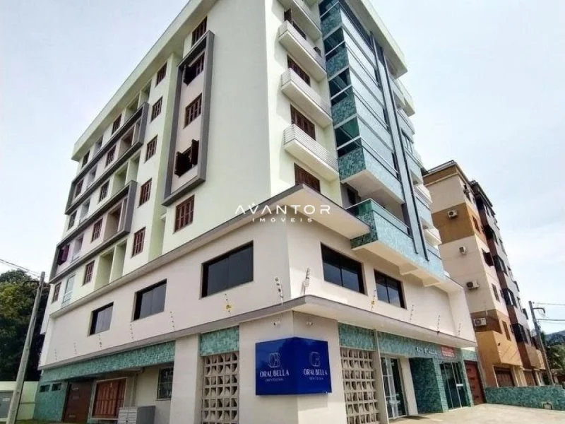 Fachada do prédio com lojas térreo — Apartamento com 1 quarto para alugar no Residencial Realeza, em Camobi, Santa Maria/RS