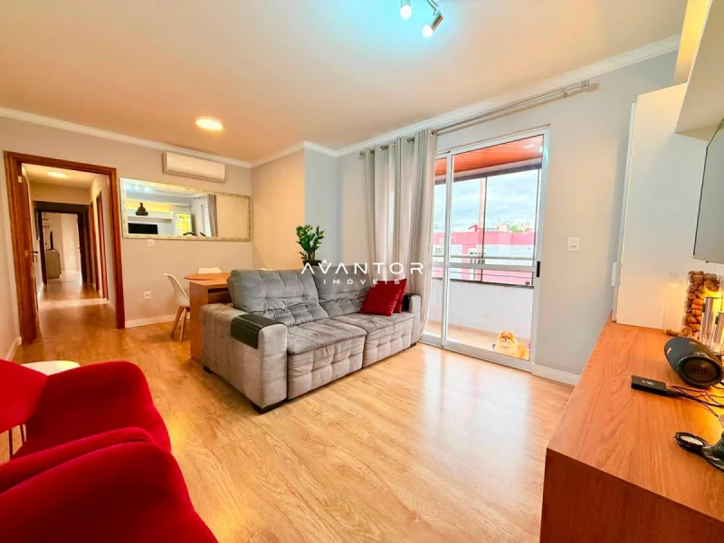 Sala de estar com sacada e vista externa — Apartamento à venda no Edifício Montana Residencial, Santa Maria