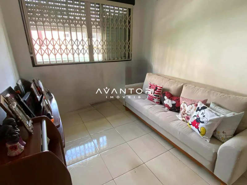 Sala de estar com sofá e janela com grades — Apartamento com 1 quarto à venda no Edifício Degas, em Centro, Santa Maria/RS