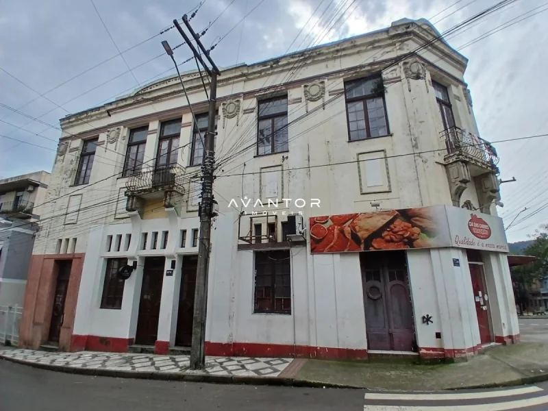 Fachada do edifício com dois pavimentos — Sala Comercial com 1 sala para alugar em Centro, Santa Maria/RS