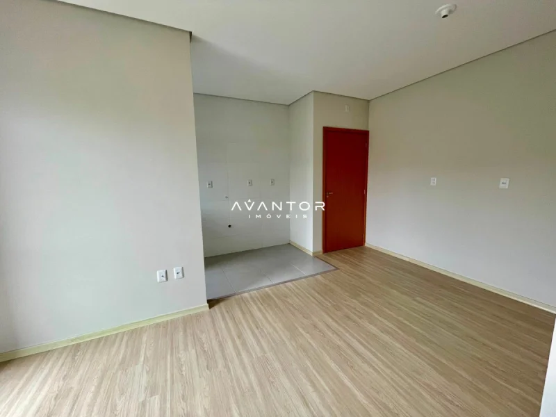 Dormitório com piso em madeira laminada — Apartamento à venda e para alugar no Residencial Vila Di Fiori, Santa Maria