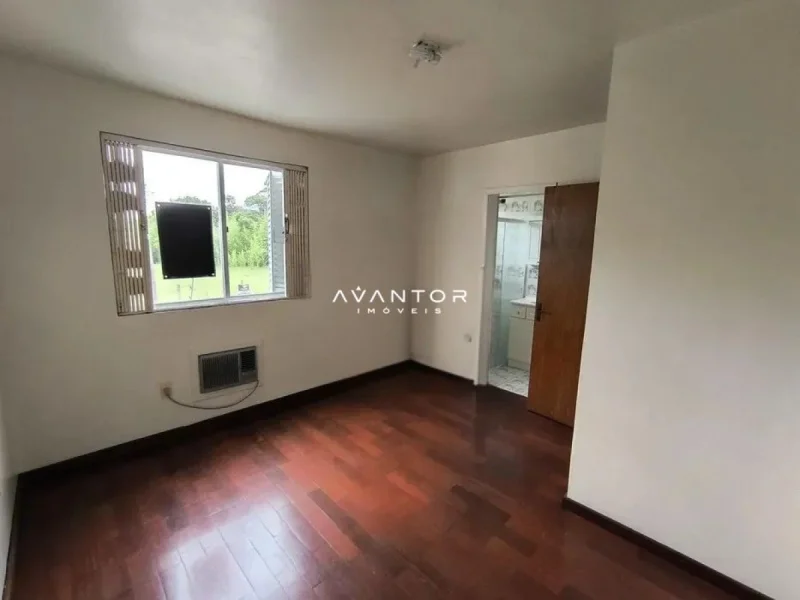 Sala de estar com janela e acesso à cozinha — Apartamento com 1 quarto à venda no Edifício Cygnus, em Centro, Santa Maria/RS