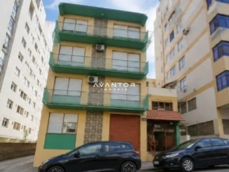 Fachada do prédio com sacadas verdes — Apartamento com 3 quartos para alugar no Edificio Maya, em Centro, Santa Maria/RS