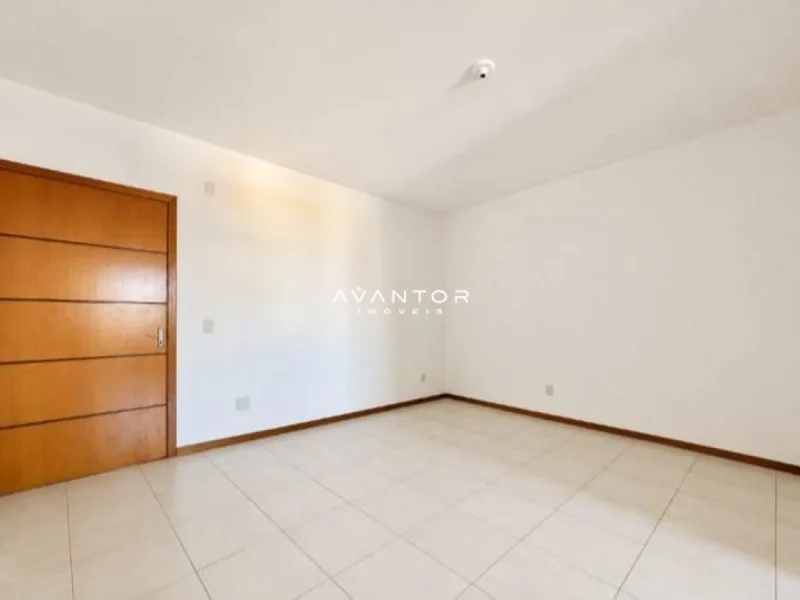 Dormitório com porta em madeira — Apartamento à venda e para alugar no Edifício Santa Terezinha, em Centro, Santa Maria/RS