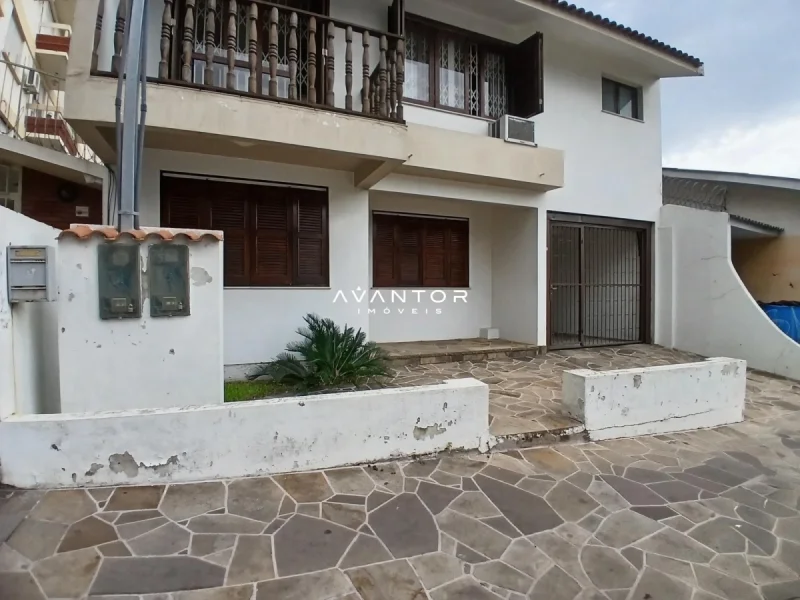 Fachada da casa com pátio — Casa Comercial com 3 salas para alugar em Nossa Senhora de Fátima, Santa Maria/RS
