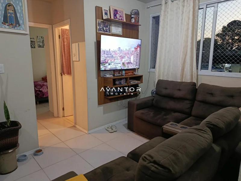 Sala de estar com sofás e TV — Apartamento com 2 quartos à venda no Residencial La Spezia, em Patronato, Santa Maria/RS
