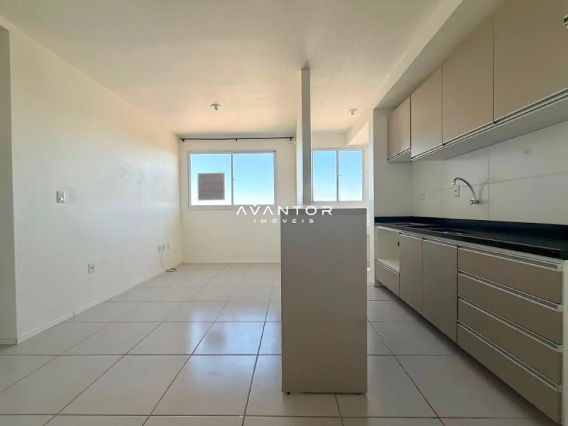 Cozinha integrada à sala com armários planejados — Apartamento à venda no Residencial La Spezia, em Patronato, Santa Maria/RS