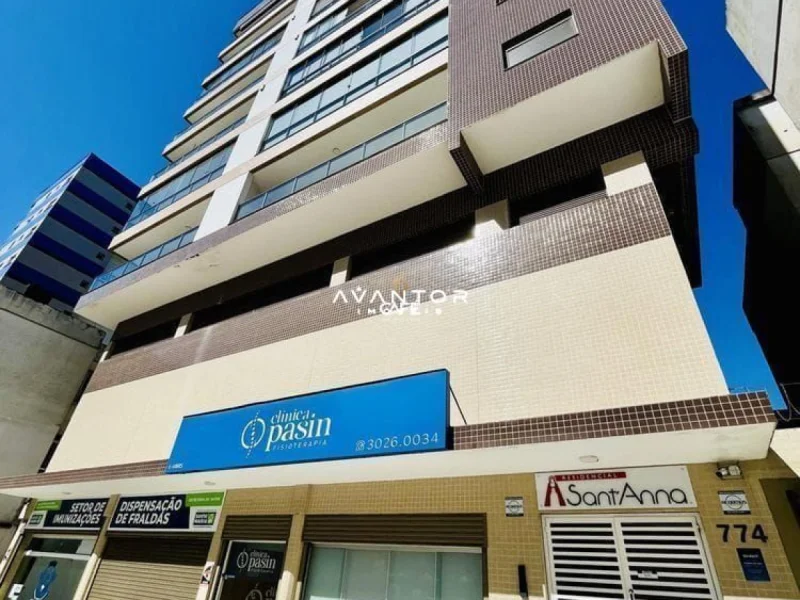 Fachada do prédio com comércios na base — Apartamento para alugar no Residencial Sant'anna, em Centro, Santa Maria/RS