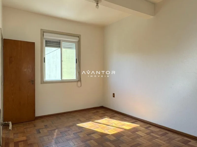 Dormitório com janela e porta — Apartamento com 2 quartos para alugar em Centro, Santa Maria/RS