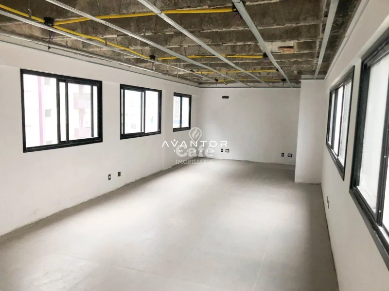 Sala com múltiplas janelas e pé direito alto — Sala Comercial para alugar no Centro Profissional Itroian, Santa Maria