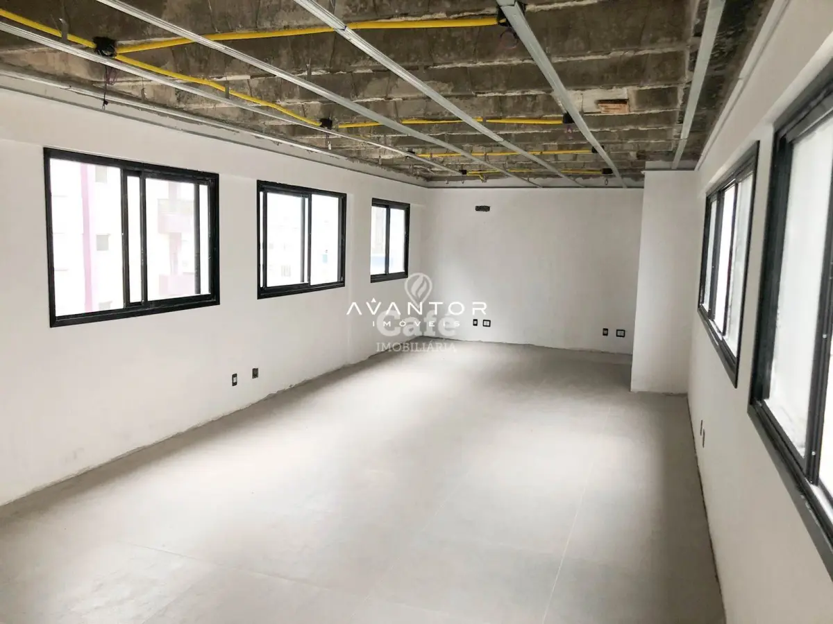 Sala com múltiplas janelas e pé direito alto — Sala Comercial para alugar no Centro Profissional Itroian, Santa Maria