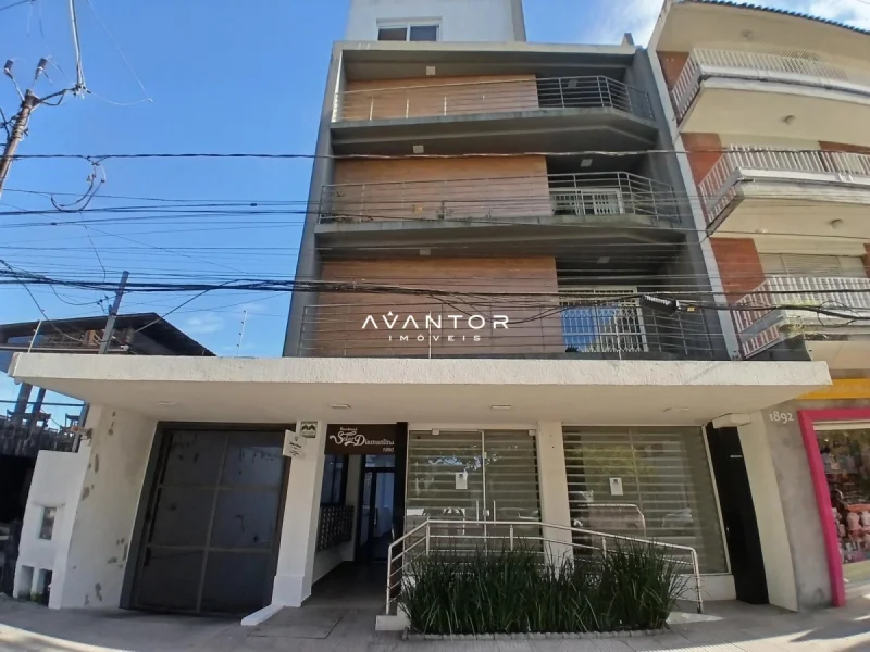 Fachada do prédio com lojas e sacadas — Apartamento para alugar no Residencial Solar Diamantina, Santa Maria