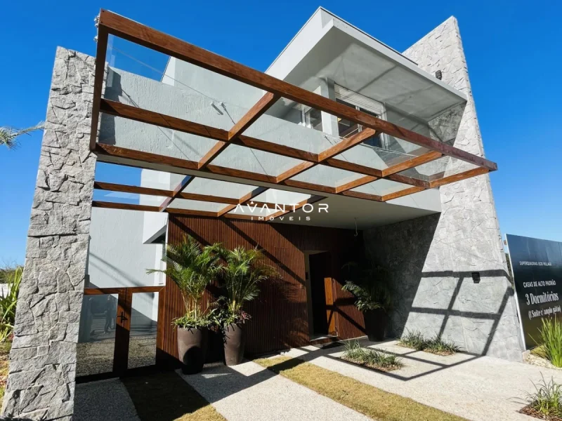 Fachada da casa com garagem e pergolado — Casa com 3 quartos à venda no Cidade Universitária, em Camobi, Santa Maria/RS