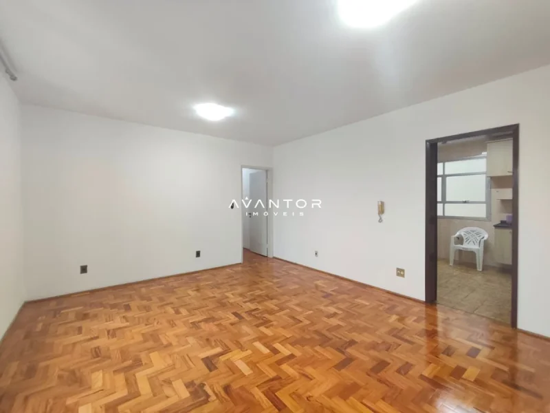 Sala de estar com piso de madeira — Apartamento para alugar no Edifício Iguaçu, em Nossa Senhora do Rosário, Santa Maria/RS
