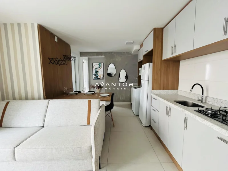 Cozinha integrada à sala com armários planejados — Apartamento à venda no Residencial VIVANT, em Centro, Santa Maria/RS