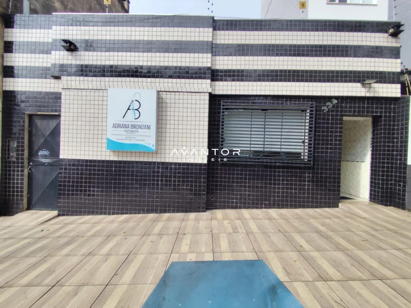 Fachada frontal com piso em madeira — Sala Comercial com 1 sala para alugar em Centro, Santa Maria/RS