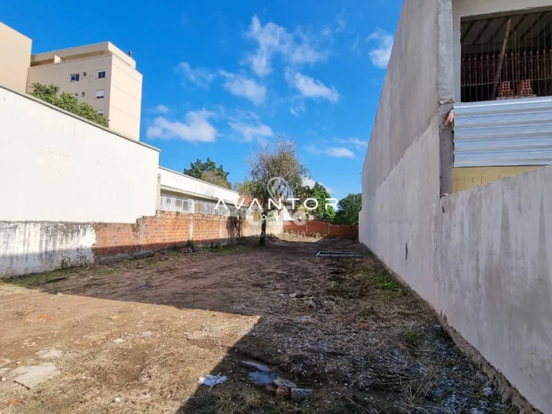 Terreno com construções ao fundo — Terreno à venda e para alugar em Nossa Senhora de Fátima, Santa Maria/RS