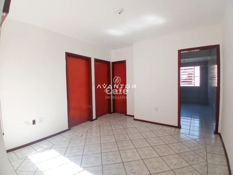 Sala com portas em vermelho — Apartamento à venda no Residencial Arco Verde, em Pinheiro Machado, Santa Maria/RS