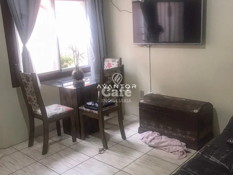 Sala de estar com janela e TV — Apartamento à venda no Residencial Arco Verde, em Pinheiro Machado, Santa Maria/RS