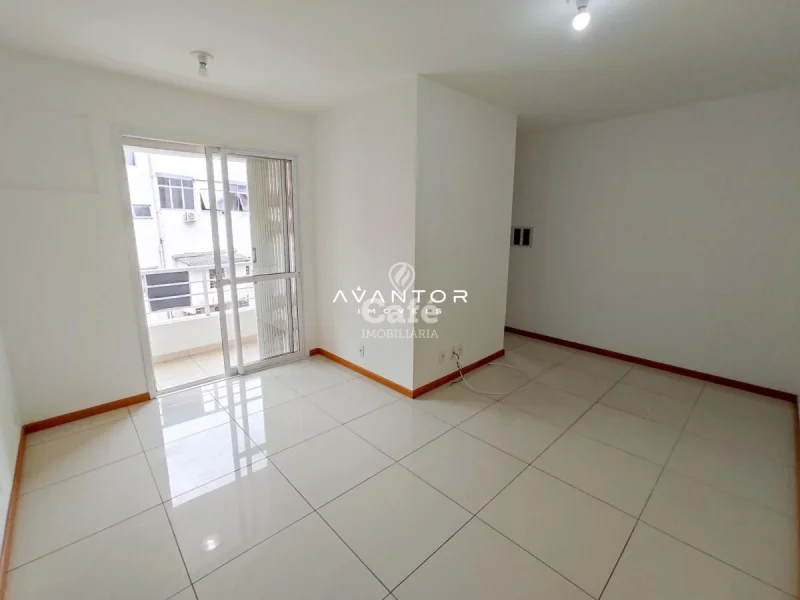 Sala com sacada e piso em porcelanato — Apartamento à venda no Residencial Sagitárius, Santa Maria