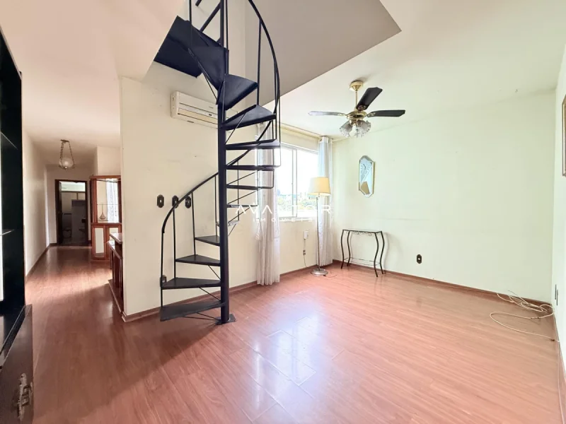 Sala com escada espiral e mezanino — Cobertura à venda e para alugar no Edificio San Calro, em Patronato, Santa Maria/RS