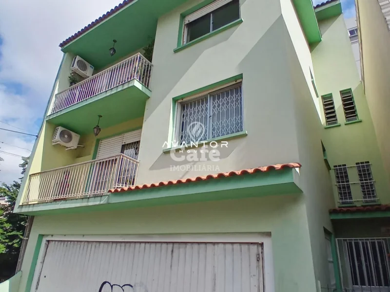 Fachada da casa com garagem — Apartamento com 3 quartos à venda em Nossa Senhora de Fátima, Santa Maria/RS