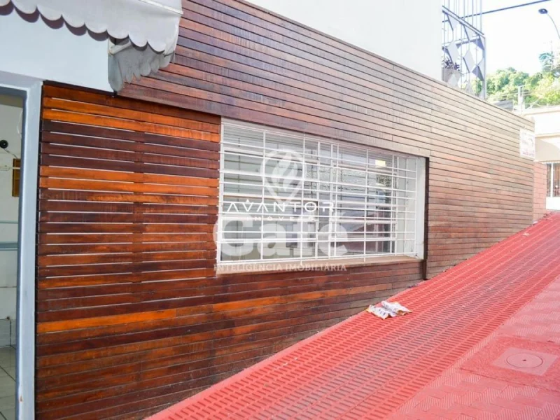 Fachada da casa com garagem de madeira — Sala Comercial à venda e para alugar no Edifício Motta, em Centro, Santa Maria/RS