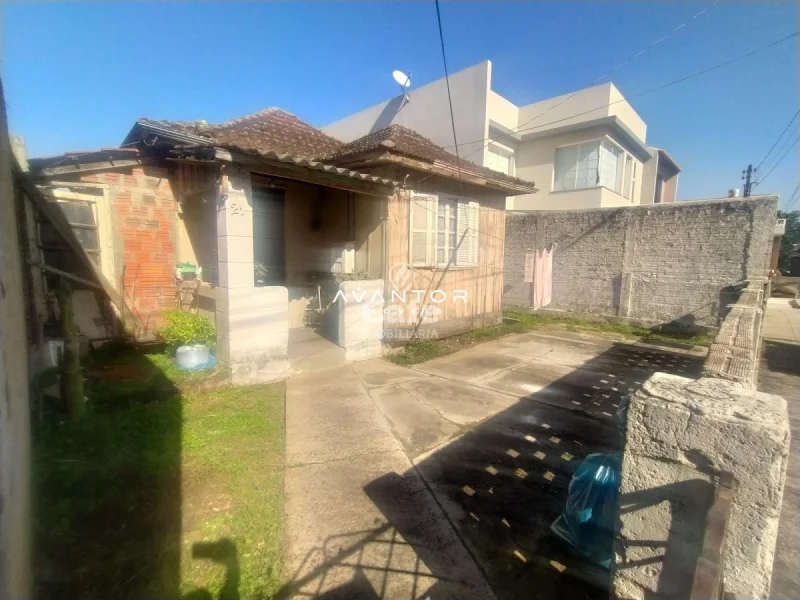 Fachada da casa com pátio — Terreno à venda em Nossa Senhora do Perpétuo Socorro, Santa Maria/RS