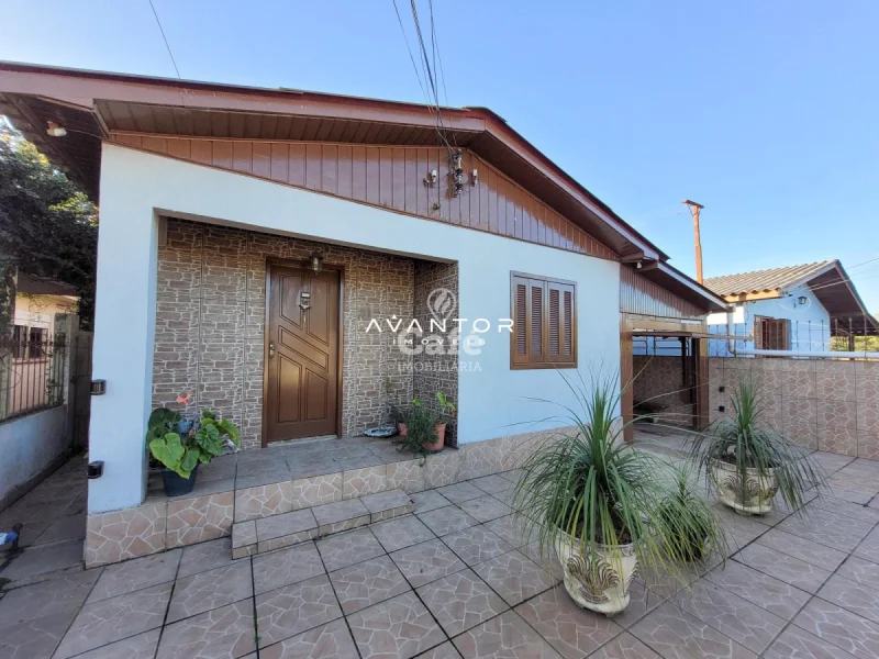 Casa, Quatro dormitórios, Suíte, Churrasqueira, Duas vagas de Garagem, Bairro Juscelino Ku — Casa à venda em Juscelino Kubitschek, Santa Maria
