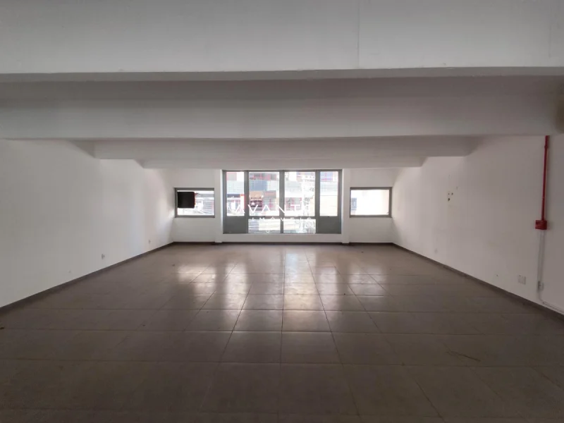Salão comercial com piso de cerâmica — Sala Comercial à venda e para alugar no Edifício Galeria Gaiger, Santa Maria