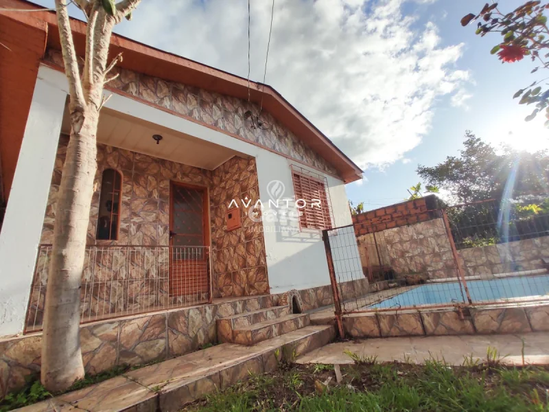 Fachada da casa com sacada — Casa com 3 quartos à venda e para alugar em Pinheiro Machado, Santa Maria/RS