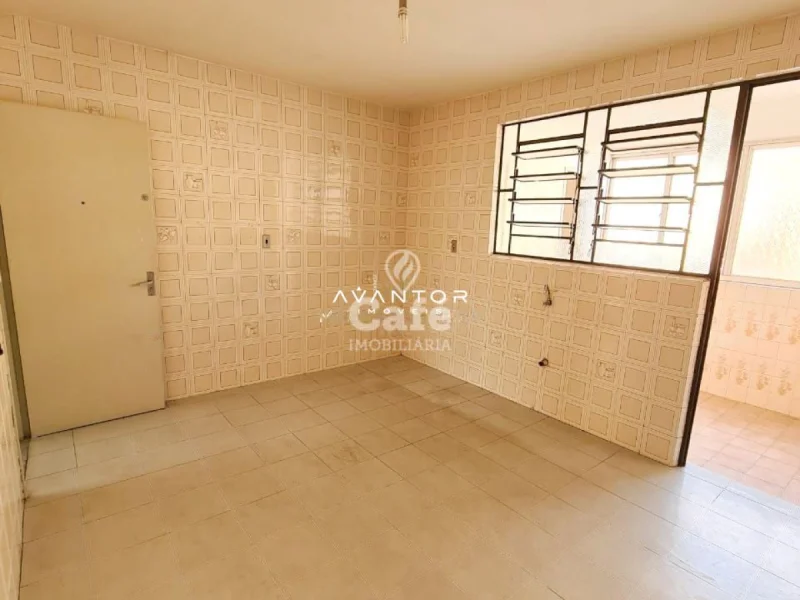 Sala com janelas de ferro — Apartamento com 2 quartos à venda no Edifício Montezuma, em Centro, Santa Maria/RS