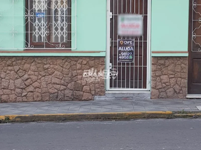 Fachada da casa com lojas comerciais — Sala Comercial com 1 sala para alugar em Centro, Santa Maria/RS