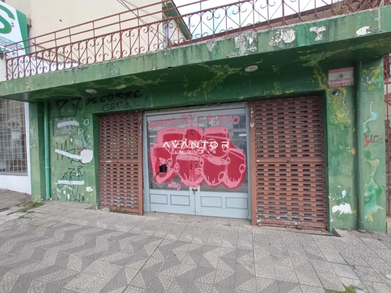 Fachada com garagem e portão metálico — Sala Comercial com 1 sala para alugar em Centro, Santa Maria/RS