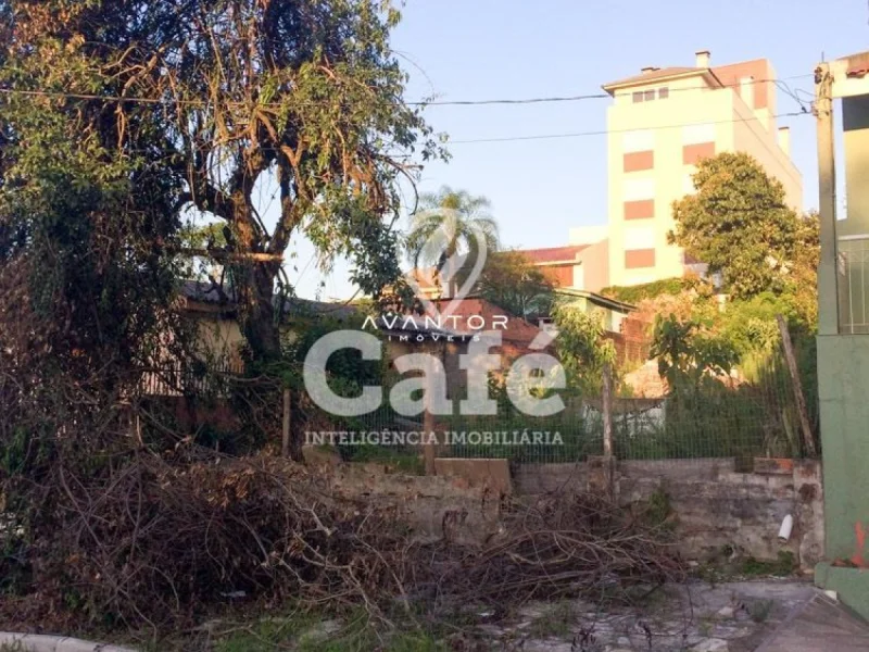 Terreno com árvores e construções adjacentes — Terreno à venda em Menino Jesus, Santa Maria/RS