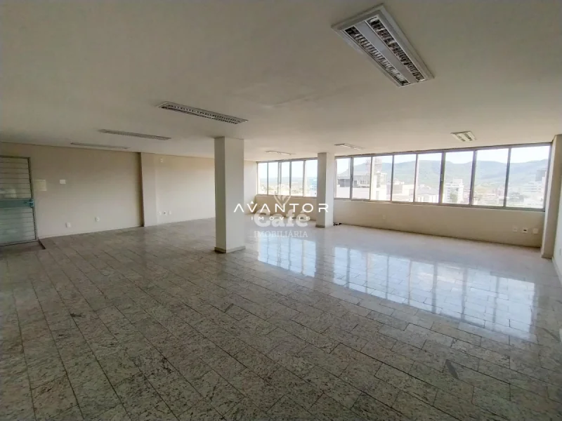 Salão com grandes janelas e vista externa — Sala Comercial à venda e para alugar no Edifício João Paulo II, Santa Maria